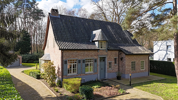 Stijlvolle luxe villa van 240m² in cottage stijl + 60m² bijgebouw-garages op 20 are<br>3 slaapks, 2 bad-of doucheks, dubbele garage