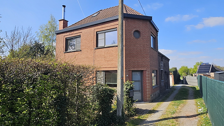 Woning van 180m² op 4a30ca met 2 slaapkamers en mogelijkheid tot bijkopen 24 are
