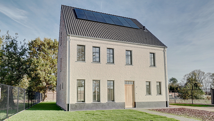 Ruime luxe nieuwbouwvilla van 368m² op 6 are 36 ca - 4 slaapkamers + polyvalente ruimte 90m², 2 bad-/douchekamers