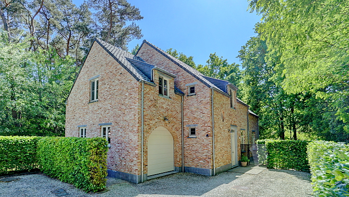 Instapklare villa van 265m² in pastorale stijl op 11 are 93 ca met mooie tuin<br>4 slpks, 2 bad-of doucheks, garage