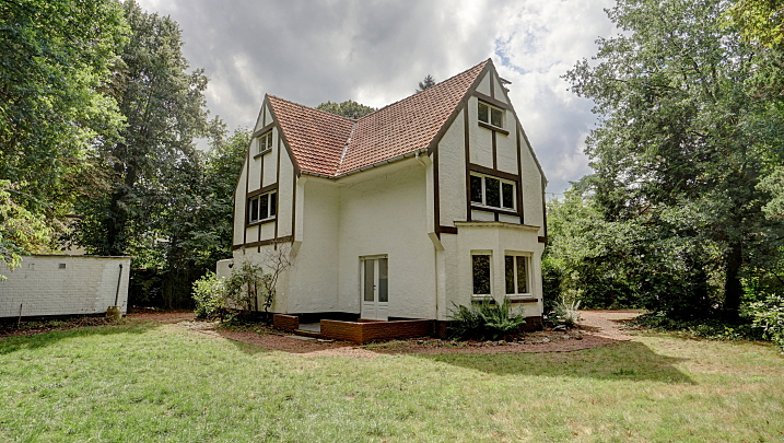 Te renoveren charmant landhuis van 235m² + dubbele garage op 15 are<br>4 slaapkamers