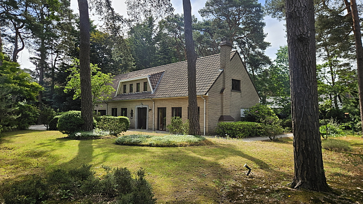 Mooi gelegen villa 330m² op 28 are tegenover natuur-wandelgebied - 5 slaapkamers, 2 badkamers, dubbele garage