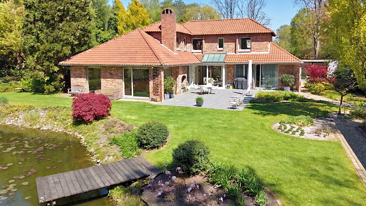 Exclusief gelegen villa van 345m² op 30 are met grote vijver - 4 slaapkamers, 3 bad-of doucheks