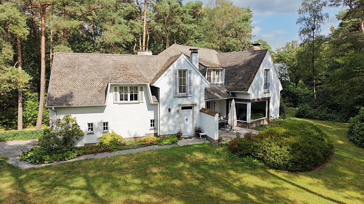 Karaktervolle villa van 325m² op 24 are - 5 slpks, 2 bad-of douchekamers, dubbele garage
