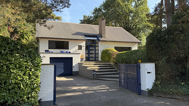 Villa op 28 are met mooie tuin - 4 slaapkamers, garage voor 2 wagens