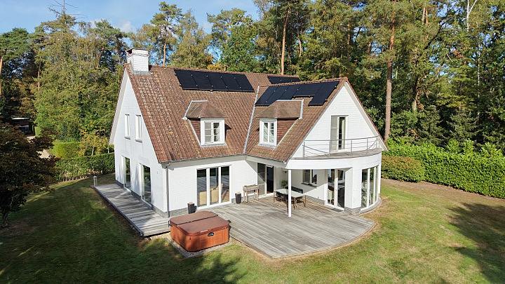 Exclusief gelegen stijlvolle villa op 24 are palende aan natuurgebied