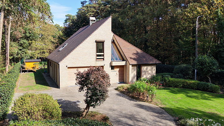 Instapklare moderne villa van 310m² op 19 are - 4 slaapkamers, 2 bad-of douchekamers, dubbele garage