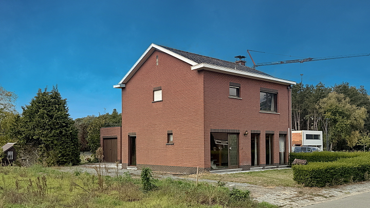 Woning van ±185m² op 4 are 60 ca in half-open-bebouwing - 3 slaapkamers, garage